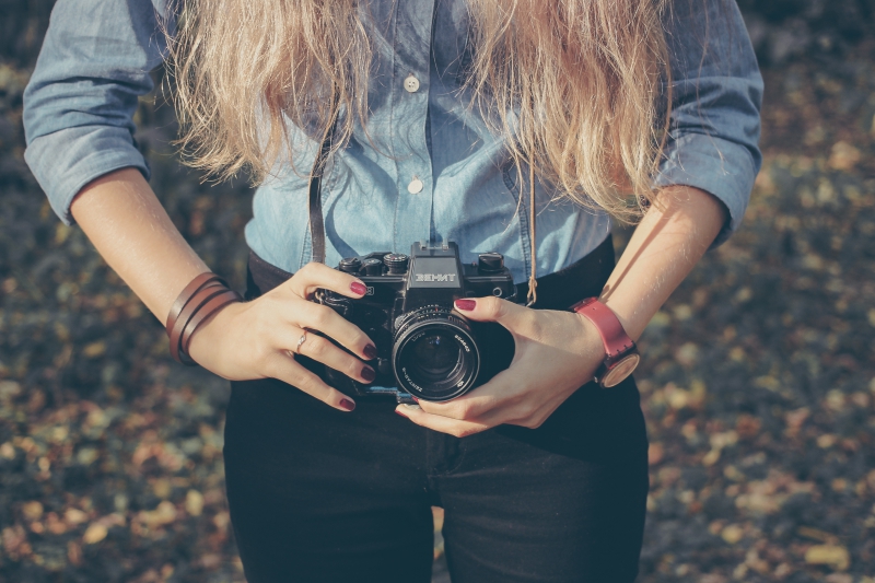 photographe-HYERES-min_hand-person-girl-woman-camera-photography-614-pxhere.com